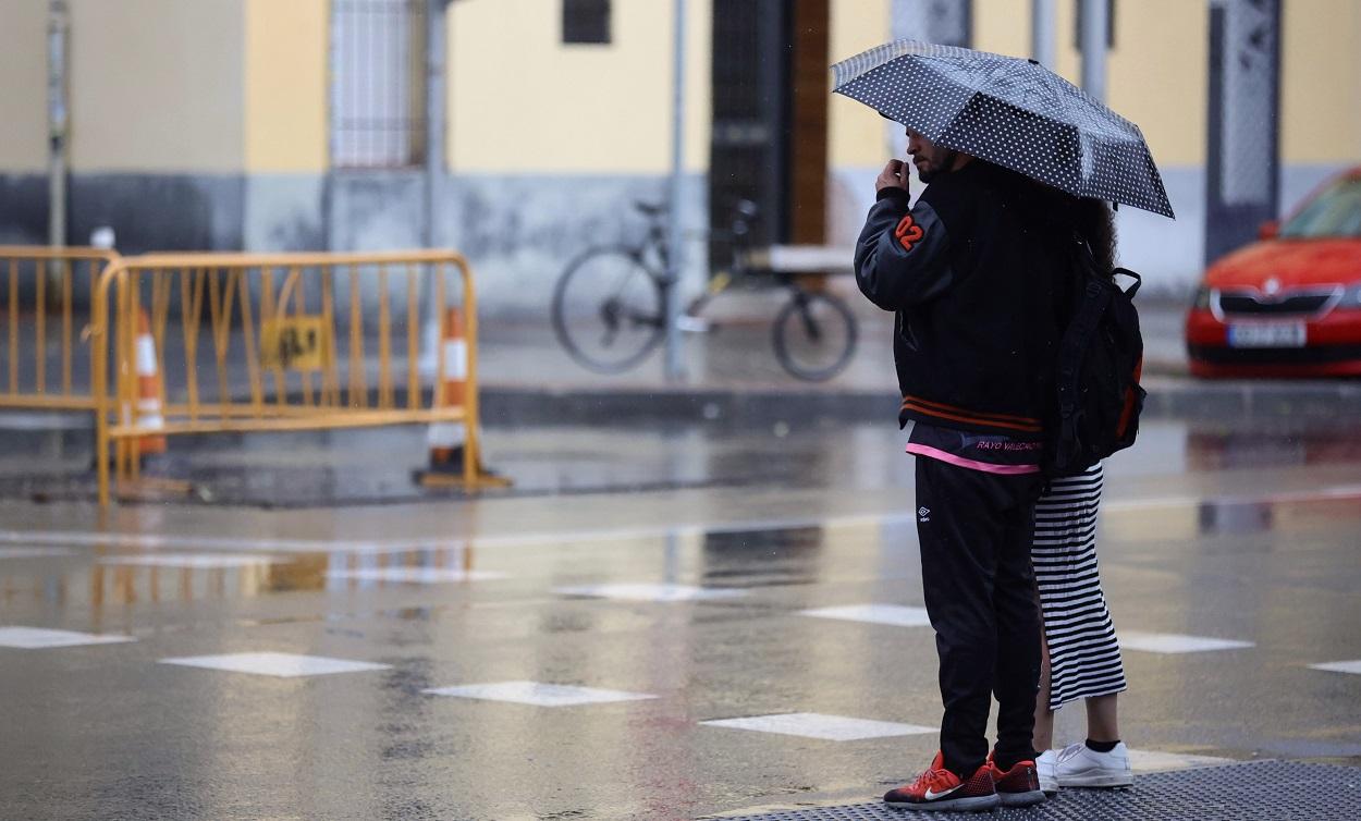 Personas bajo un paraguas en un día de lluvia en Madrid. EP