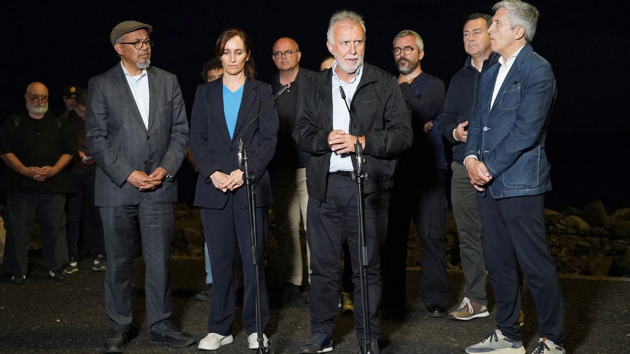 La ministra de Sanidad, Mónica García; el ministro de Política Territorial, Ángel Víctor Torres; y el ministro del Interior, Fernando Grande Marlaska, comparecen antes del desembarco del MV Hondiu