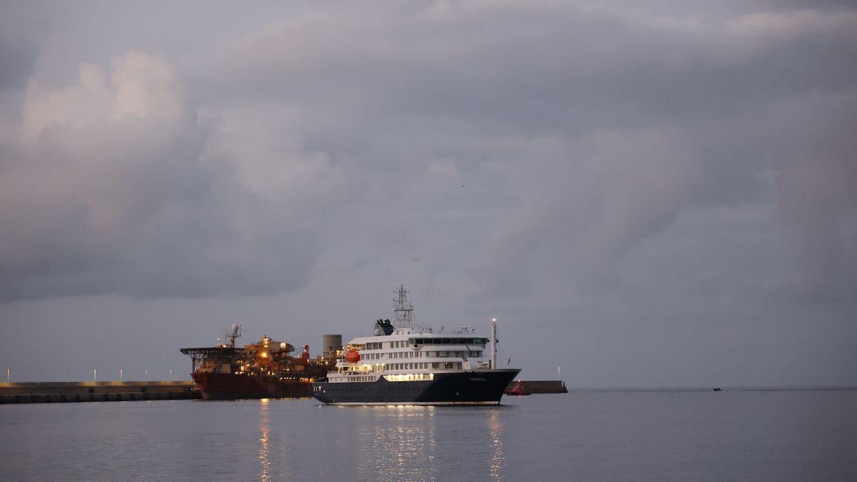 El crucero MV Hondius fondea cerca del puerto de Granadilla (Tenerife). Europa Press.