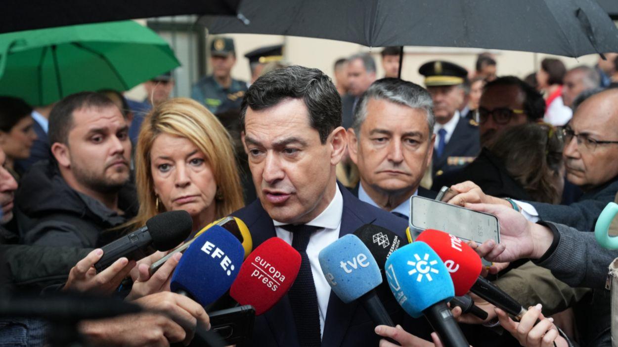 El presidente de la Junta y candidato del PP-A a la reelección, Moreno Bonilla, en la capilla ardiente de los dos Guardia Civiles fallecidos en acto de servicio / EP