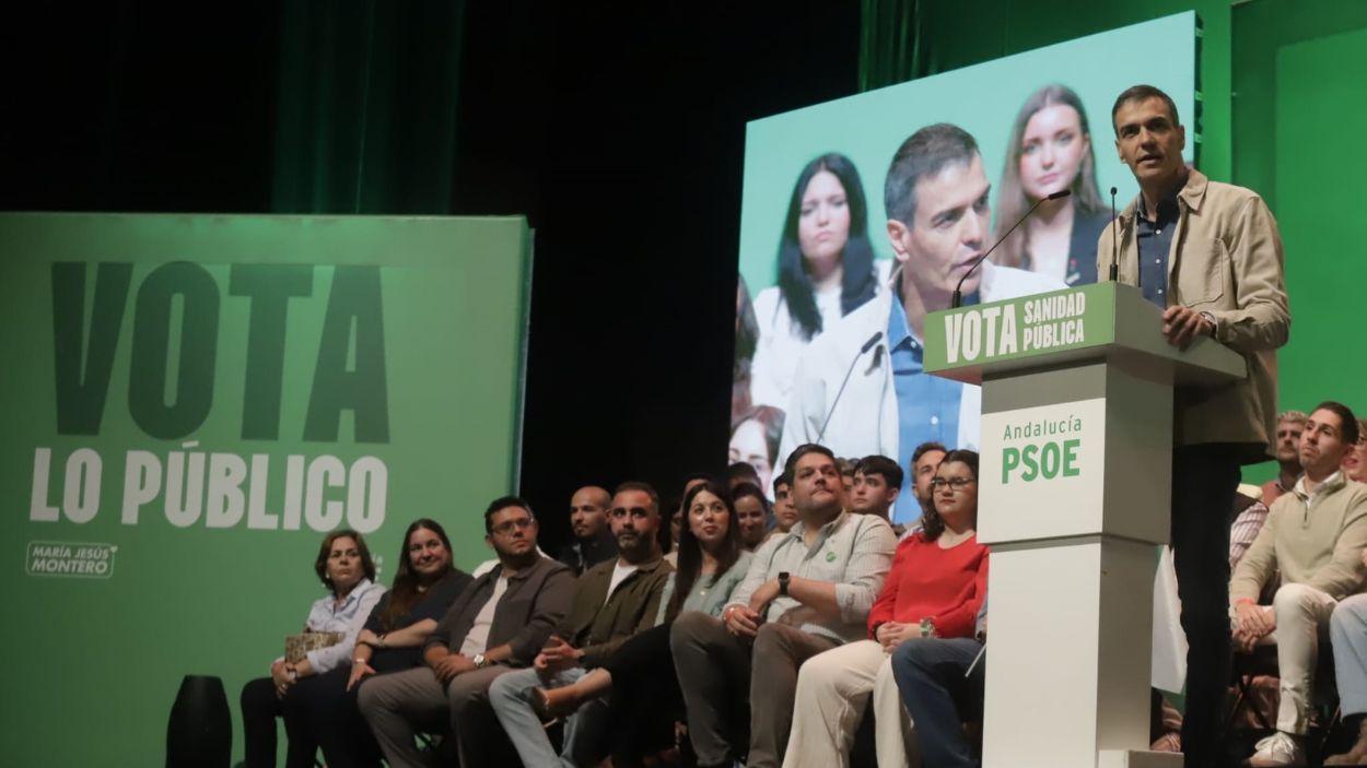 El presidente del Gobierno y secretario general del PSOE, Pedro Sánchez, en La Línea de la Concepción (Cádiz). Europa Press.