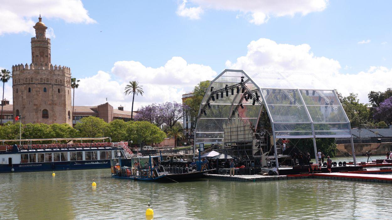 Montaje del escenario sobre el Guadalquivir para el concierto de Rosalía por la premiere de 'Berlín y la dama del armiño' / EP