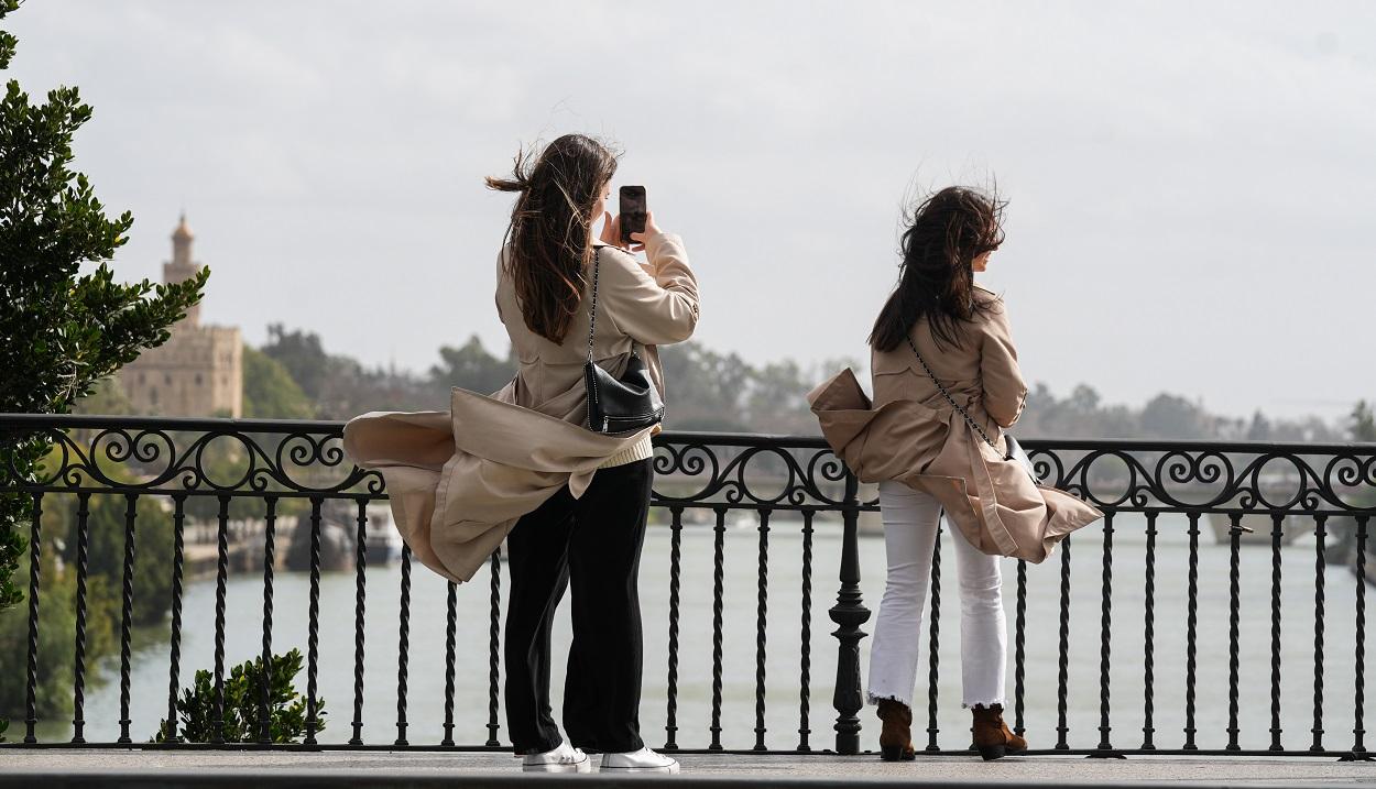 Imagen de dos personas ante el viento en Sevilla. EP