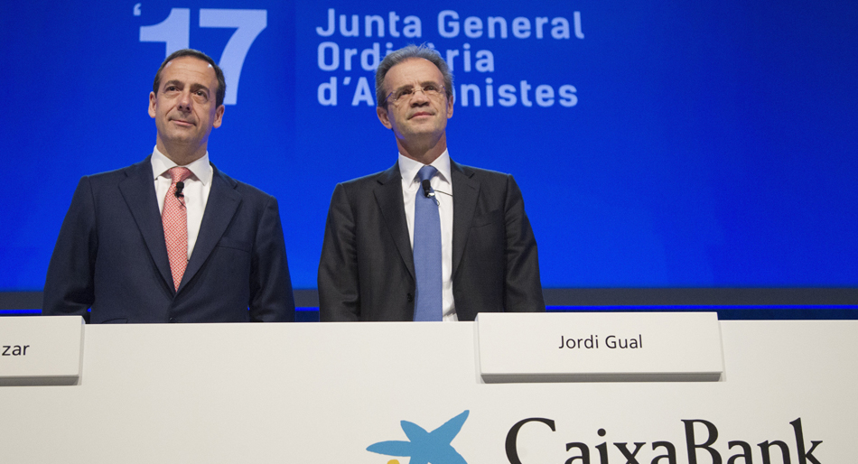 El consejero delegado de CaixaBank, Gonzalo Gortázar (i), y el presidente de CaixaBank, Jordi Gual (d)