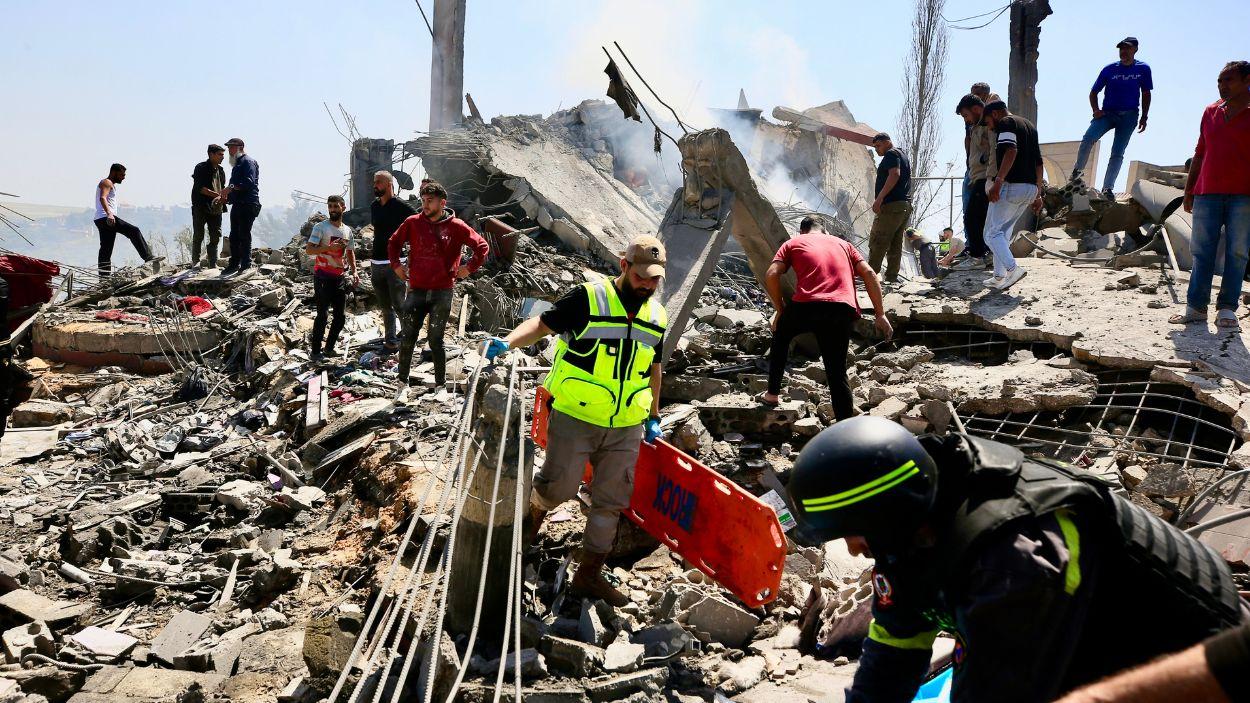 Buscan víctimas entre los restos de un edificio en Saksakiyeh, en el sur de Líbano, tras un bombardeo de Israel. EP