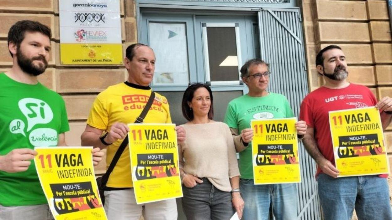 Representantes de la Plataforma de Defensa de l'Ensenyament con carteles a favor de la hulega indefinida. EP