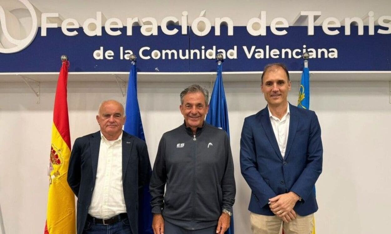 De izquierda a derecha: el presidente de la Federación de Tenis de la Comunitat Valenciana, José Francisco Vicent Caudet; el presidente de la Fundación Emilio Sánchez y director general de Deportes de la Comunitat Valenciana, Luis Cervera