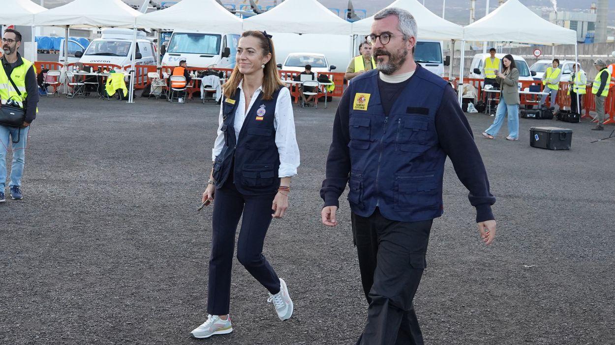 El secretario de Estado de Sanidad, Javier Padilla, y la secretaria general de Protección Civil y Emergencias, Virginia Barcones, a su llegada para atender a los medios de comunicación, en el puerto de Granadilla. EP