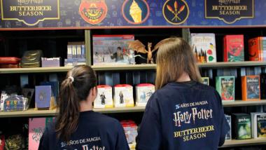 El Corte Inglés presenta una pop-up móvil protagonizada por el camión de Butterbeer Season. EL CORTE INGLÉS