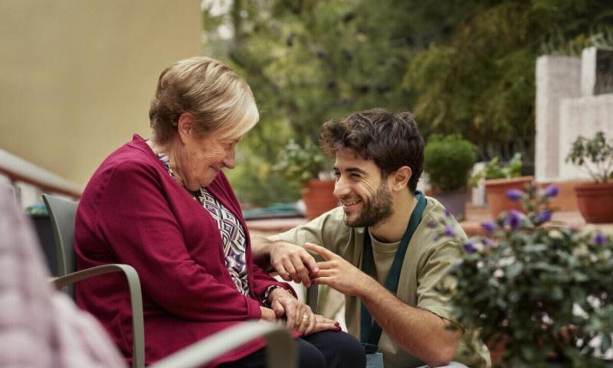Montserrat Padrós, beneficiaria del Programa de Personas Mayores de la Fundación ”la Caixa”, y Raúl Pérez. © Fundación ”la Caixa”