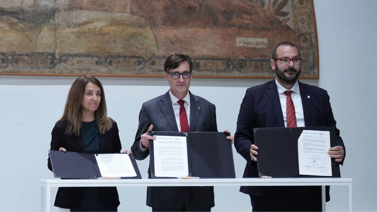 El presidente de la Generalitat, Salvador Illa; el presidente de la Federación Catalana de Municipios, David Bote; y la presidenta de la Asociación Catalana de Municipios, Meritxell Budó, en el Palau de la Generalitat a 11 de mayo de 2026. David Zorrakino / EP