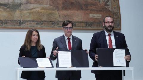 Illa firma un acuerdo con el mundo local para destinar 100 millones a la mejora de los centros educativos públicos catalanes