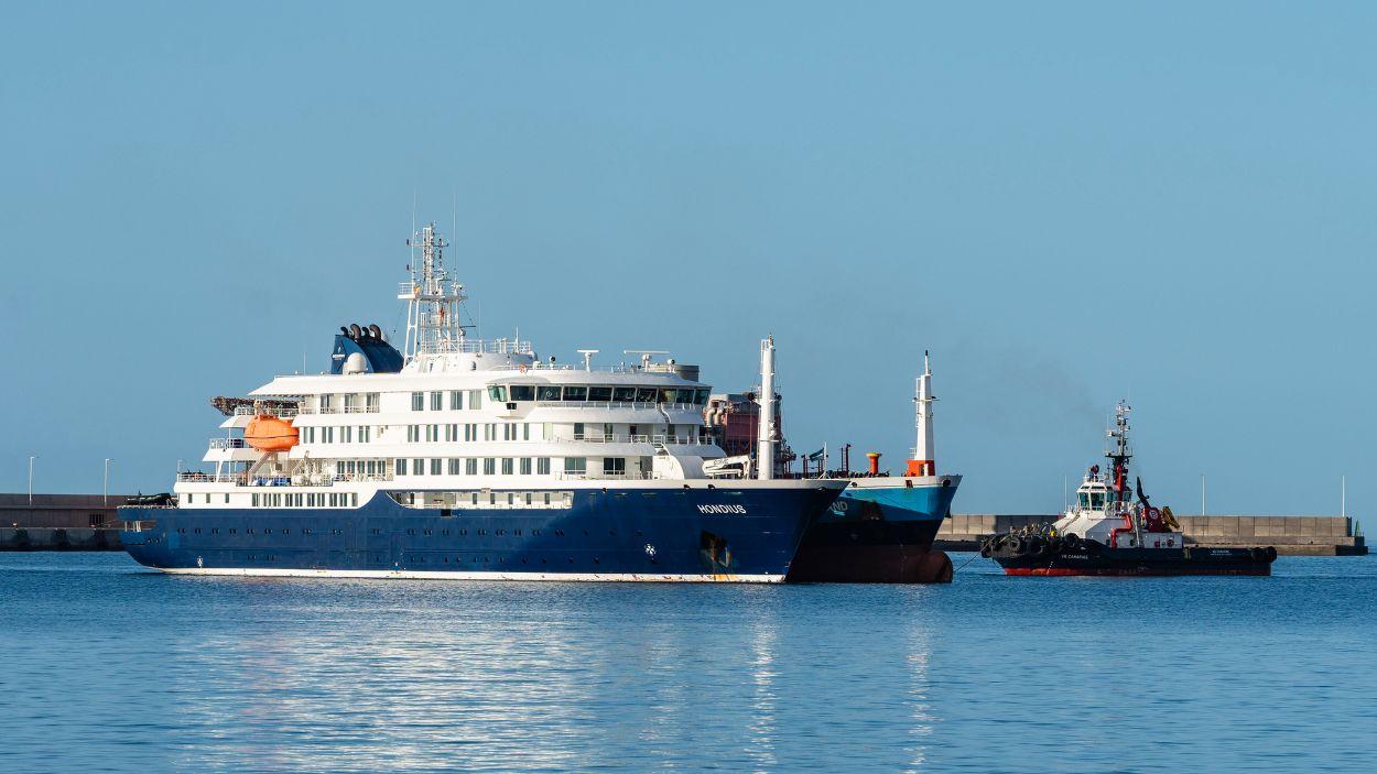El crucero 'MV Hondius' fondea en el puerto de Granadilla de Abona (Tenerife) a la espera de repostar y recibir el avituallamiento necesario para viajar a Países Bajos, a 11 de mayo de 2026. EP.