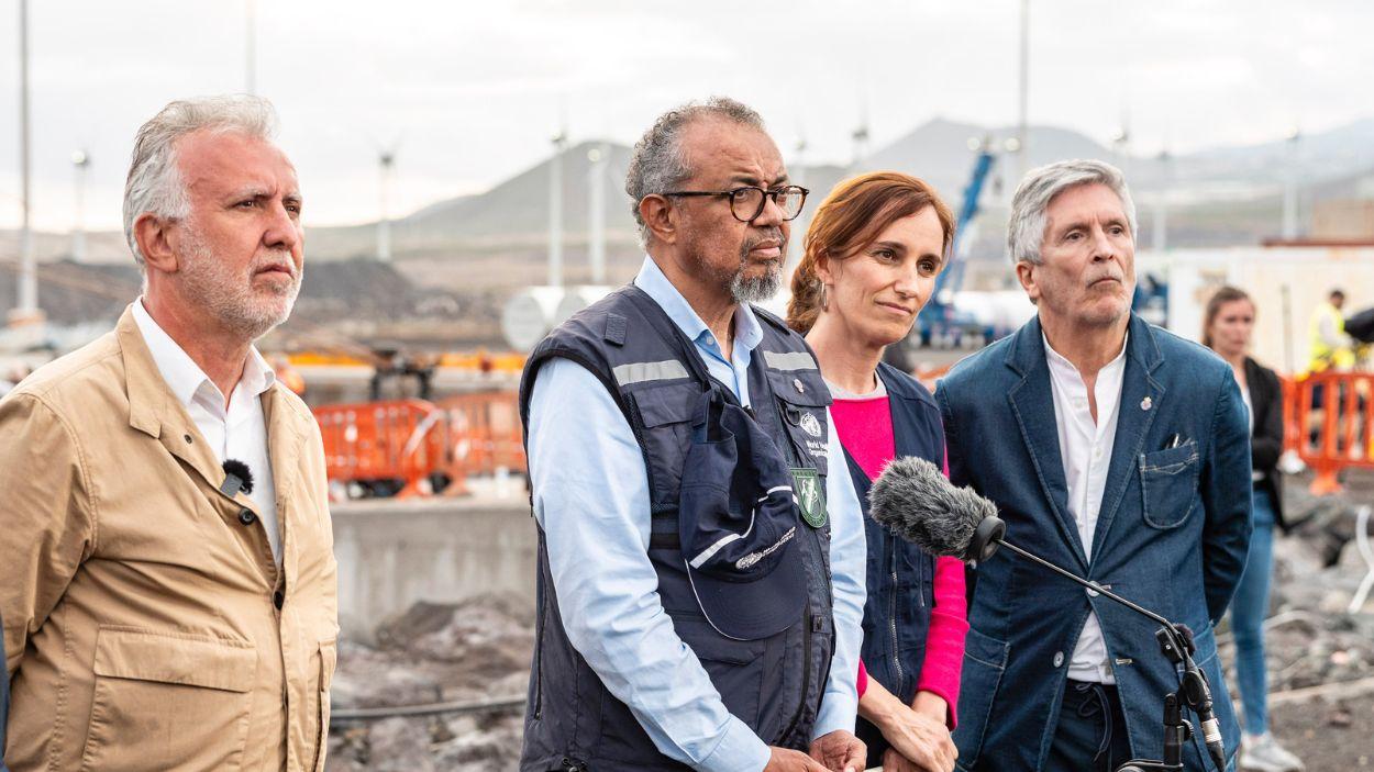El ministro de Política Territorial, Ángel Víctor Torres; el director general de la OMS, Tedros Adhanom; la ministra de Sanidad, Mónica García; y el ministro del Interior, Fernando Grande-Marlaska, en Tenerife (Canarias). EP.