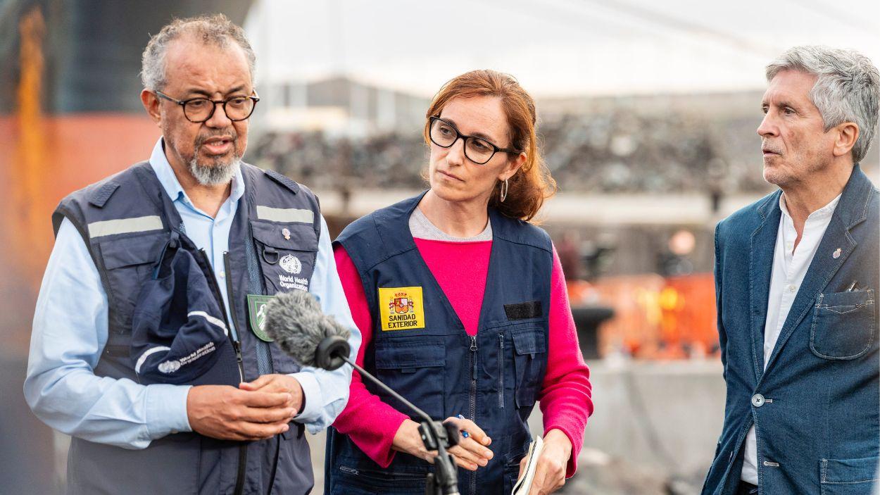 El director general de la Organización Mundial de la Salud (OMS), Tedros Adhanom Ghebreyesus; la ministra de Sanidad, Mónica García; y el ministro del Interior, Fernando Grande Marlaska, en Tenerife. EP.