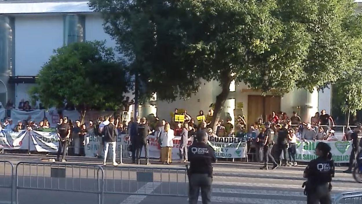 Imagen de la protesta sanitaria emitida por Canal Sur 