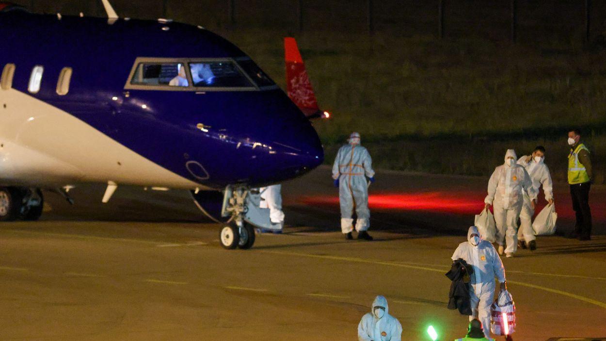 El avión con los pasajeros holandeses del Hondius aterriza en el aeropuerto de Eindhoven, en Países Bajos. EP