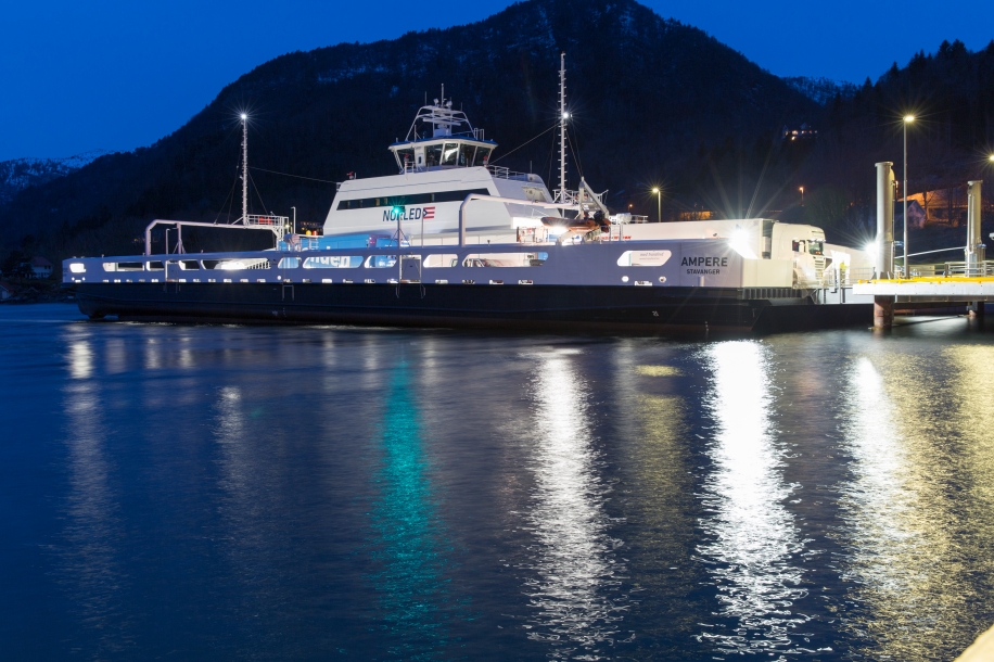 El primer ferry eléctrico cruza los fiordos de Noruega