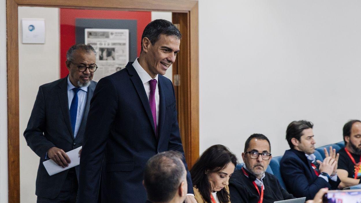 El presidente del Gobierno, Pedro Sánchez (d), recibe al director general de la Organización Mundial de la Salud (OMS), Tedros Adhanom (i), en el Palacio de la Moncloa. EP