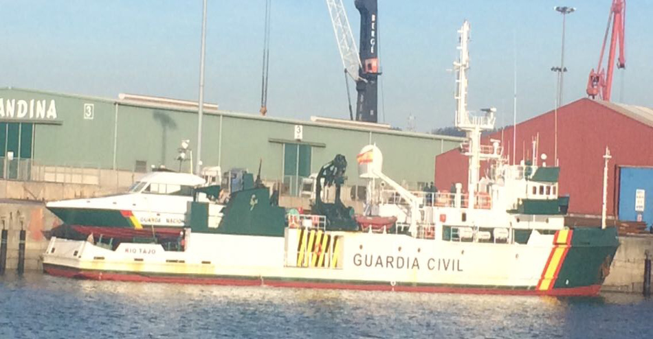 El buque Río Tajo con una de las embarcaciones que trasladó desde Vizcaya a Guinea Bissau