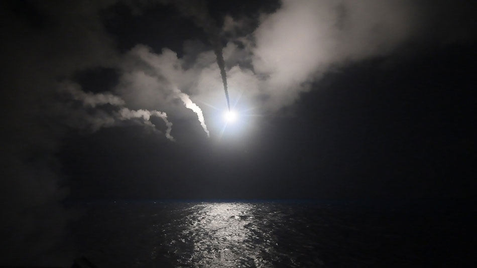 Fotografía cedida por la Oficina de Información de la Marina de los Estados Unidos del ataque a Siria.