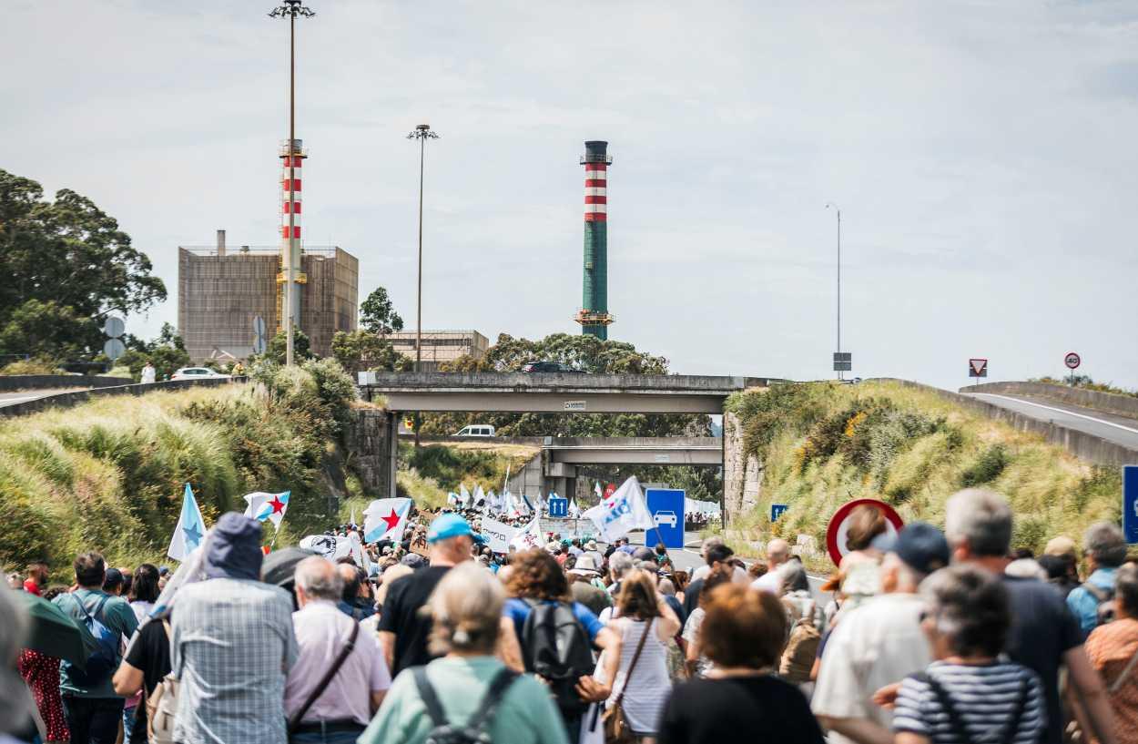 Imagen de una marcha protesta conjunta contra Altri y Ence Pontevedra, celebrada en la capital de las Rías Baixas, con 'la celulosa' al fondo, celebrada hace menos de un año (Foto: Europa Press).