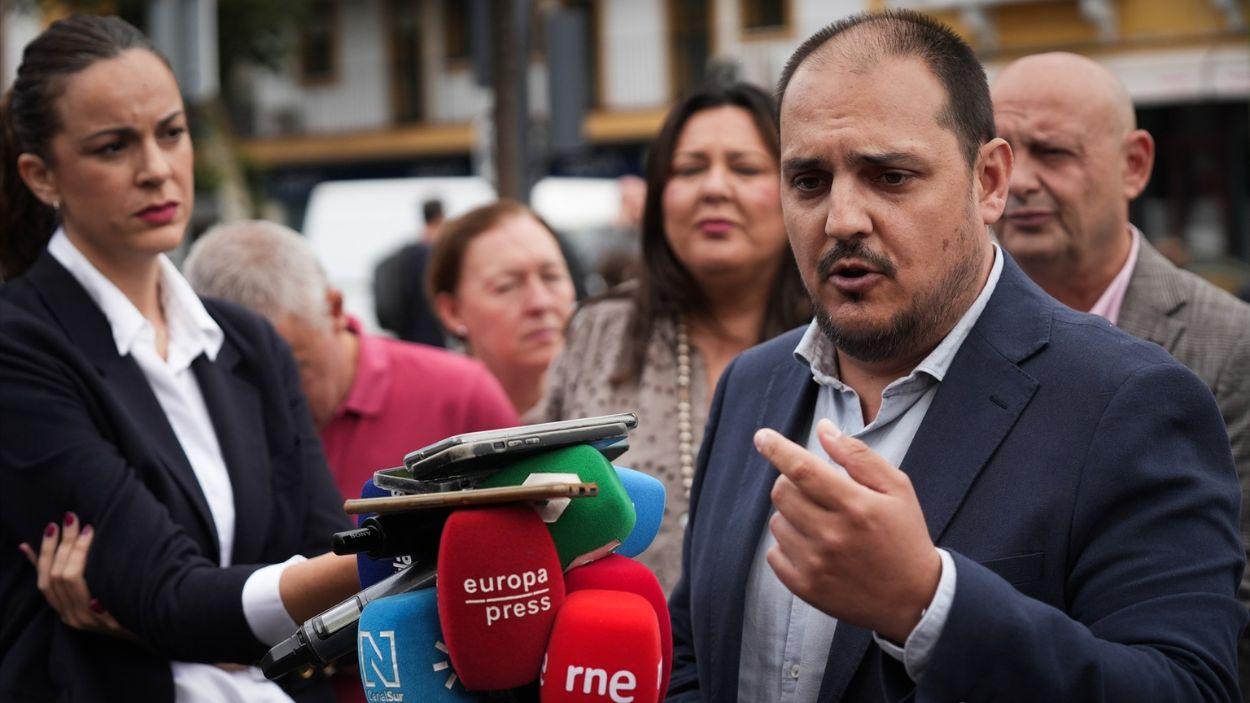 El alcalde de Adamuz, Rafael Moreno, atiende a los medios de comunicación en Sevilla / EP
