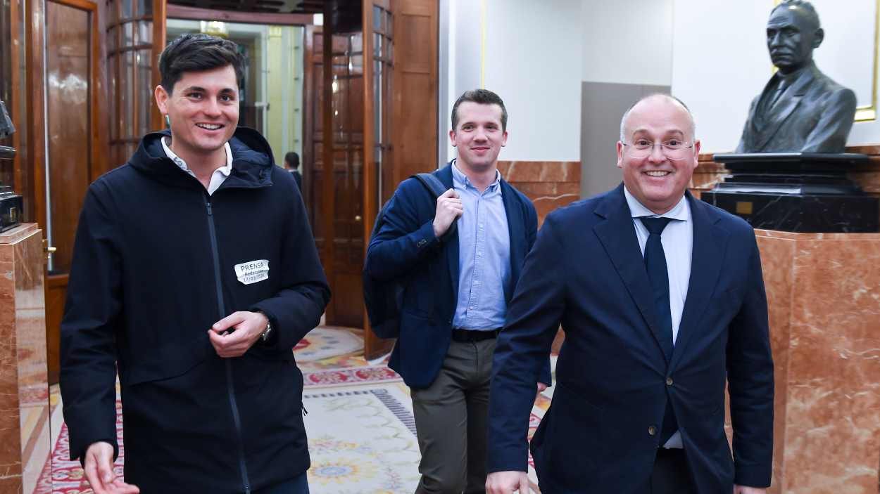 El periodista Vito Quiles (i) y el secretario general del Partido Popular, Miguel Tellado (d), a su salida de una sesión plenaria en el Congreso de los Diputados. EP.