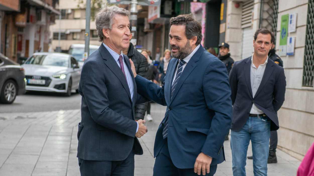 El presidente del PP, Alberto Núñez Feijóo, y el presidente del PP Castilla-La Mancha, Paco Núñez, durante la clausura del Congreso de la Unión Europea de Mayores (ESU), que sufragó parte el Ayuntamiento de Ciudad Real. EP.