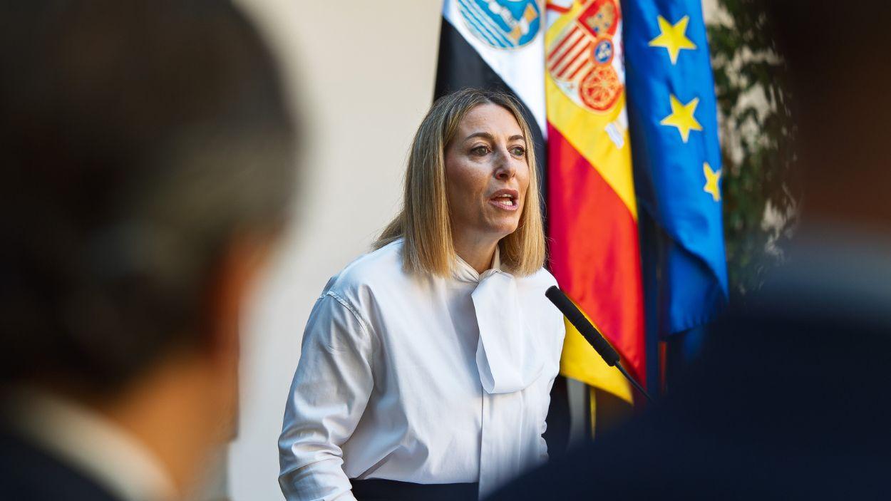 La presidenta de la Junta de Extremadura, María Guardiola, durante la ceremonia de posesión de los nuevos miembros del Consejo de Gobierno de la Junta de Extremadura. EP.