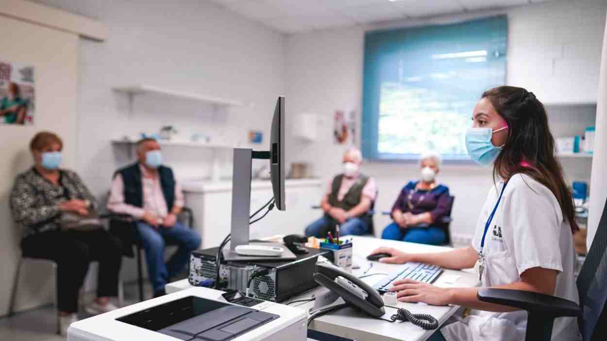 Varios pacientes esperando en la sala de un centro sanitario