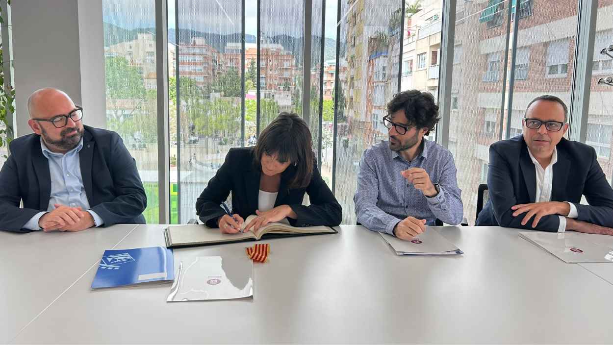 La diputada de Comercio y Consumo de la Diputación de Barcelona, Olga Serra, firma el convenio del proyecto de regeneración del comercio en Premià de Mar. Foto: Ayuntamiento de Premià de Mar