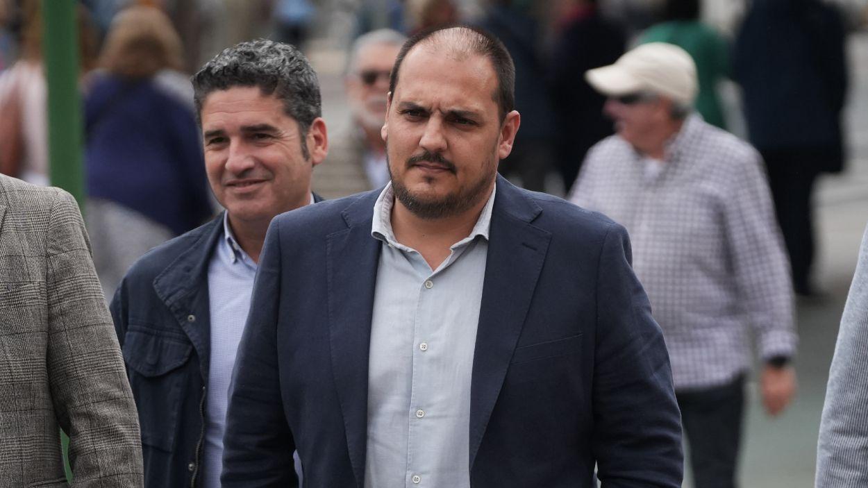 El alcalde de Adamuz, Rafael Moreno, atiende a los medios de comunicación en Sevilla en relación a la entrada en campaña del accidente ferroviario. EP