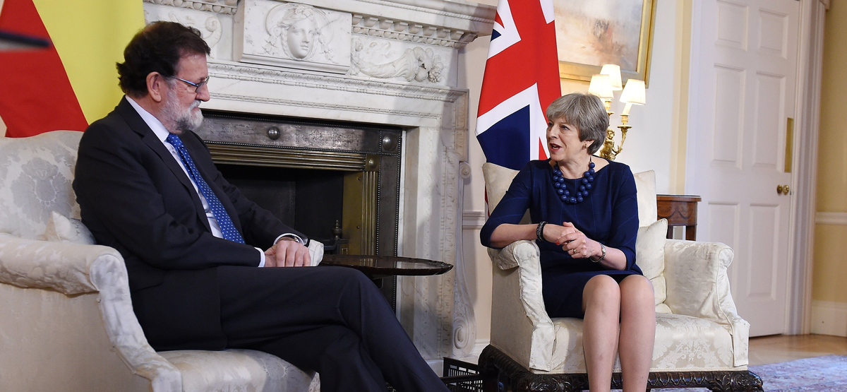 La primera ministra británica, Theresa May (d), conversa con el presidente del Gobierno español, Mariano Rajoy, durante su reunión en el 10 de Downing Street, en Londres, Reino Unido. 