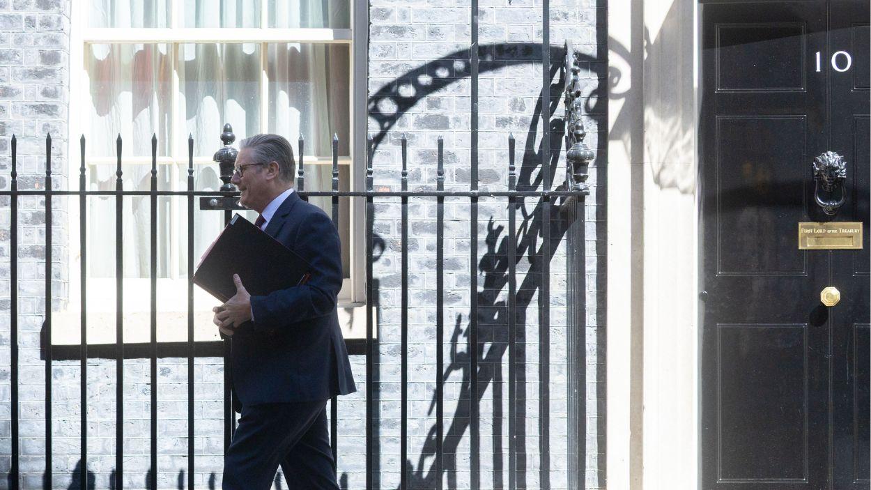 El primer ministro del Reino Unido, Keir Starmer, en la puerta de Downing Street, 10. EP