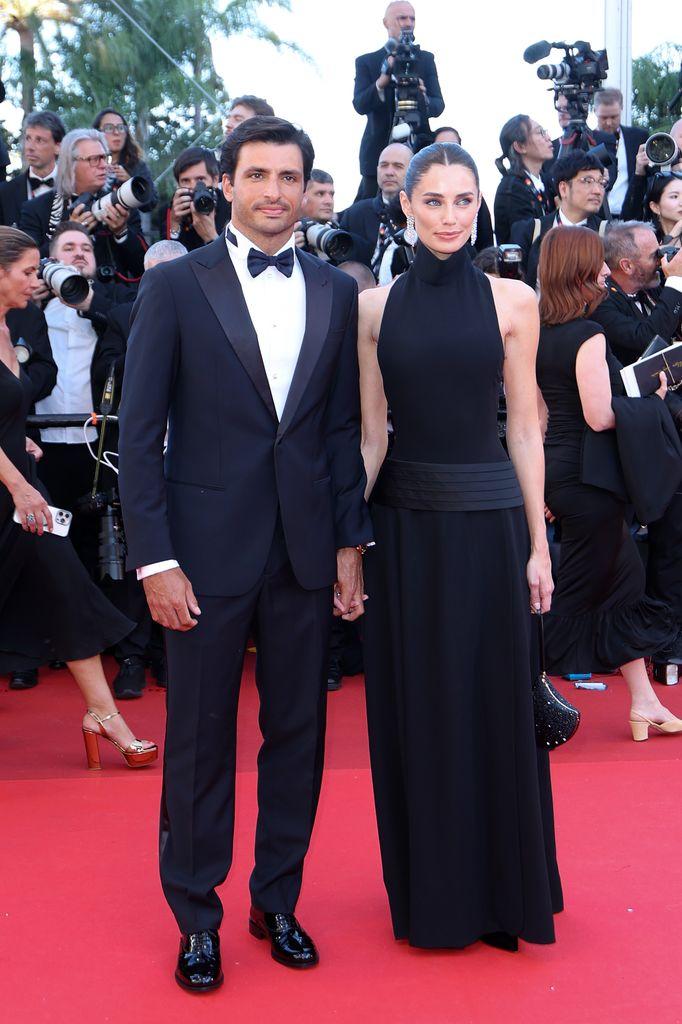Carlos Sainz Jr. y Rebecca Donaldson Ambos de Giorgio Armani: él con esmoquin y ella con vestido, bolso de Bvlgari.