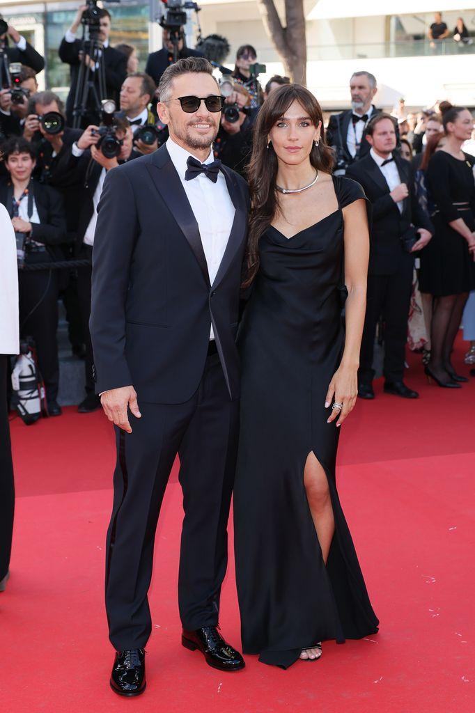 James Franco e Izabel Pakzad Él con esmoquin de Giorgio Armani; ella con vestido satinado de estética lencera.