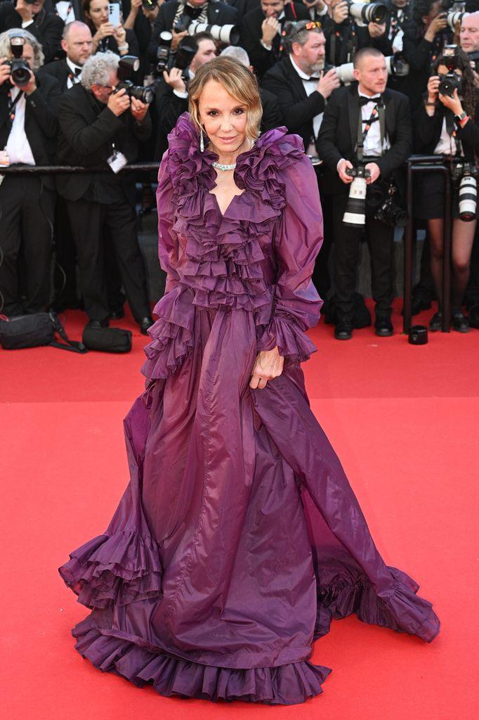 Philippine Leroy-Beaulieu vestido morado con volantes de Saint Laurent y alta joyería de Pomellato.