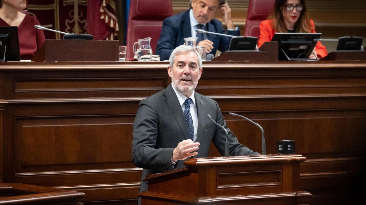 El presidente de Canarias, Fernando Clavijo, interviene durante un pleno en el Parlamento de Canarias, a 13 de mayo de 2026, en Santa Cruz de Tenerife. EP