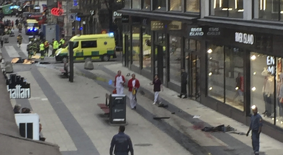 Vista de la calle donde un camión que ha atropellado a varias personas y se ha estrellado contra una tienda de la calle comercial de Drottninggatan