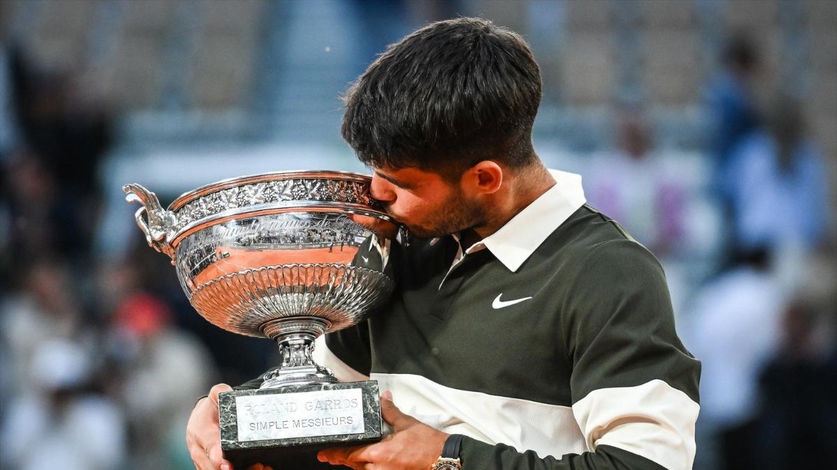 Carlos Alcaraz con trofeo de Roland Garros| EP