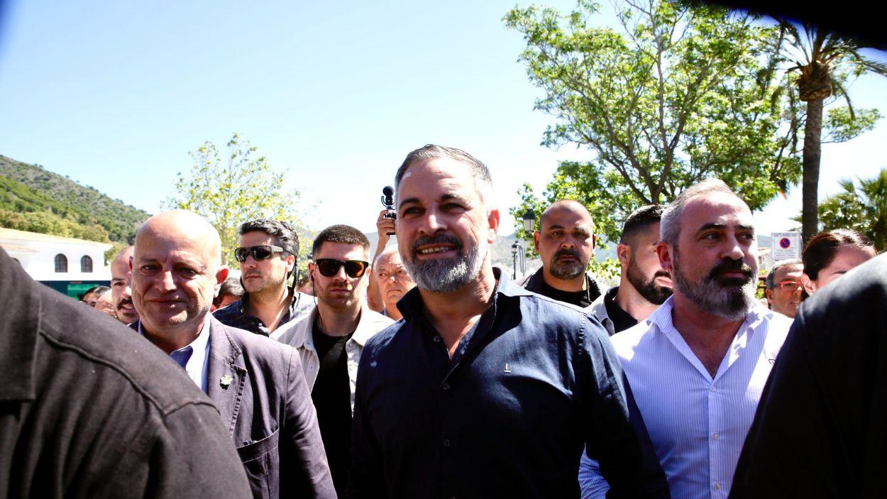 El presidente de Vox, Santiago Abascal (c), en una visita realizada a Mijas (Málaga) en el contexto de la campaña electoral andaluza. EP.