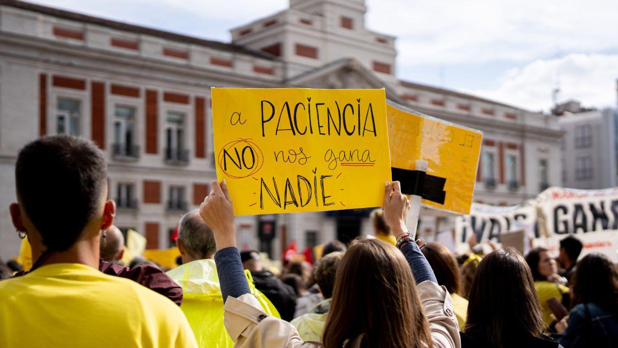 Decenas de personas durante una concentración de profesores del ciclo de Educación Infantil. EP.