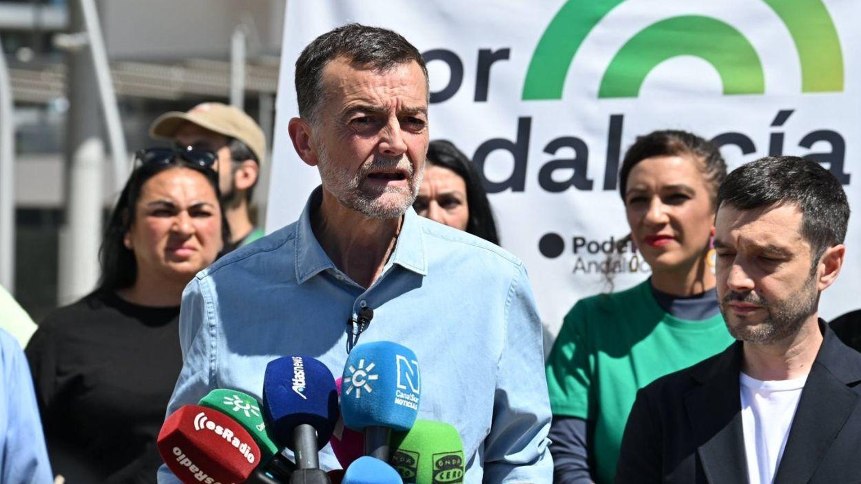 El candidato de Por Andalucía a la Presidencia de la Junta, Antonio Maíllo, junto al ministro de Derechos Sociales, Consumo y Agenda 2030, Pablo Bustinduy, en una atención a los medios en Málaga / Por Andalucía