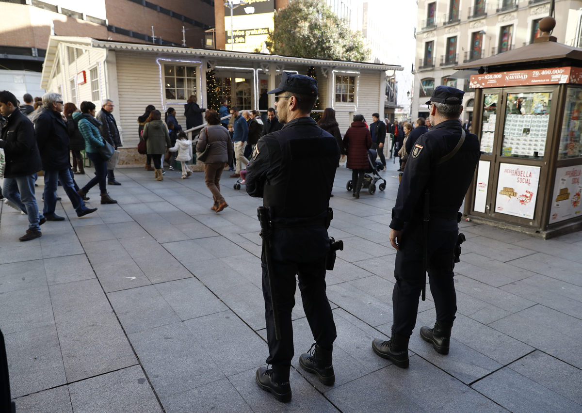 Una pareja de la Policía Nacional patrulla por las calles céntricas de Madrid. 