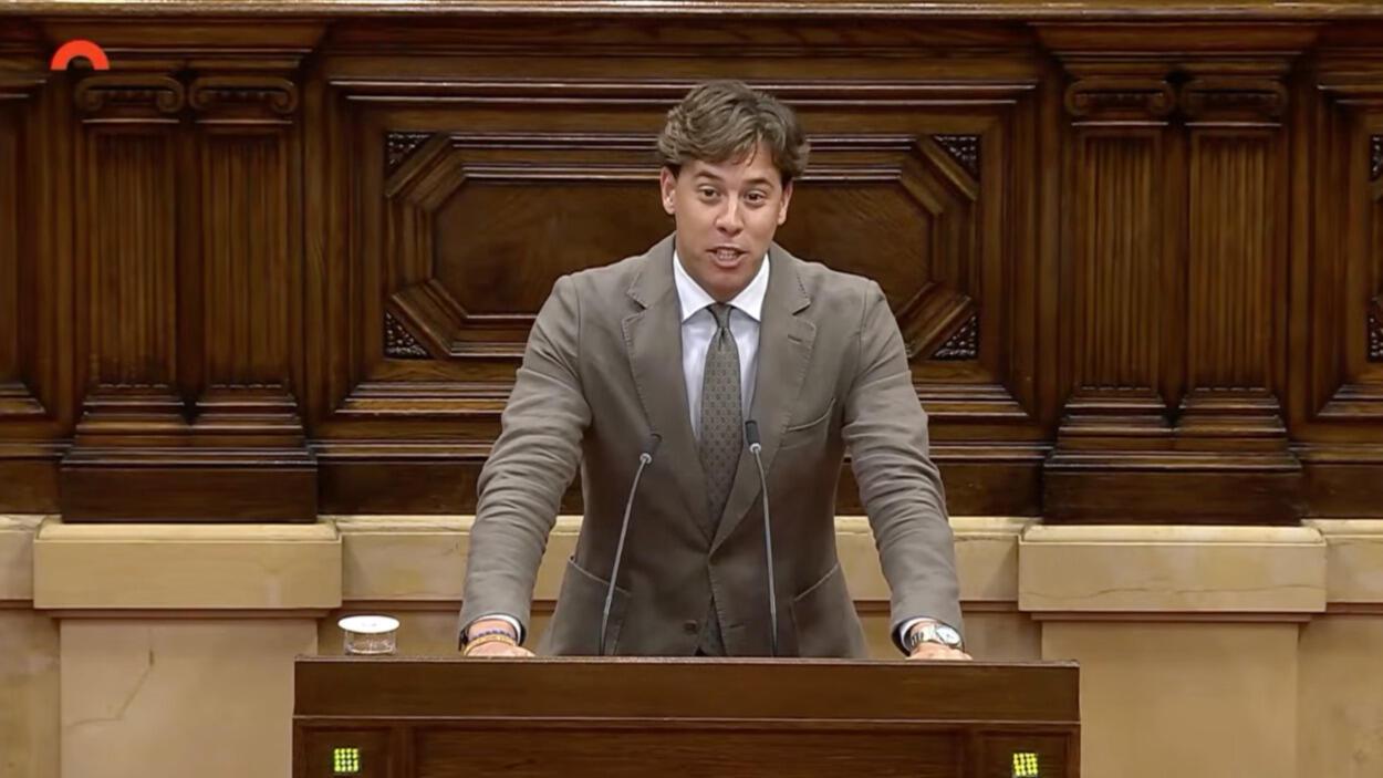 El diputado de Vox en el Parlament Alberto Tarradas en la Cámara catalana a 30 de abril de 2026