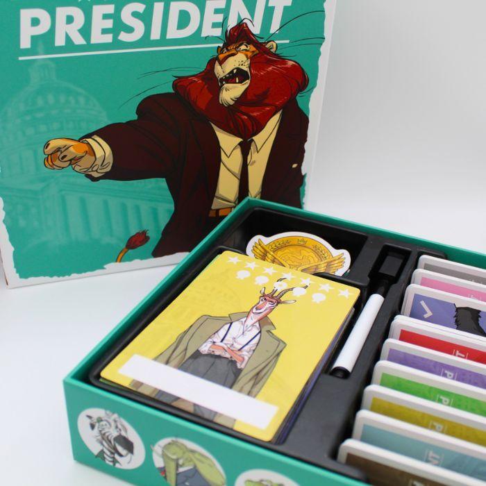 La portada del juego, presidida por el león en pose de mitin