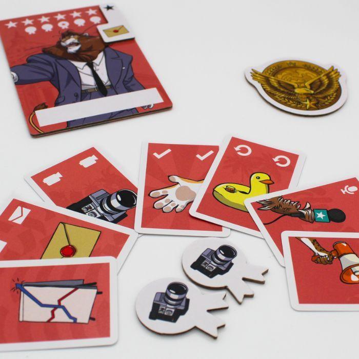 Las siete cartas de acción, desplegadas junto a los tokens de cámara y la ficha de corrupción