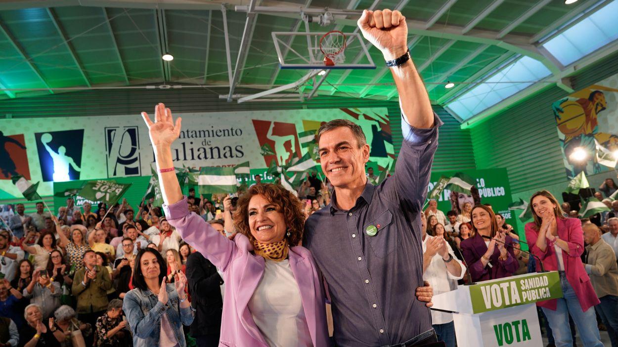 El secretario general del PSOE y presidente del Gobierno, Pedro Sánchez, acompaña a la candidata a la Presidencia de la Junta, María Jesús Montero en un acto de la campaña electoral. EP.