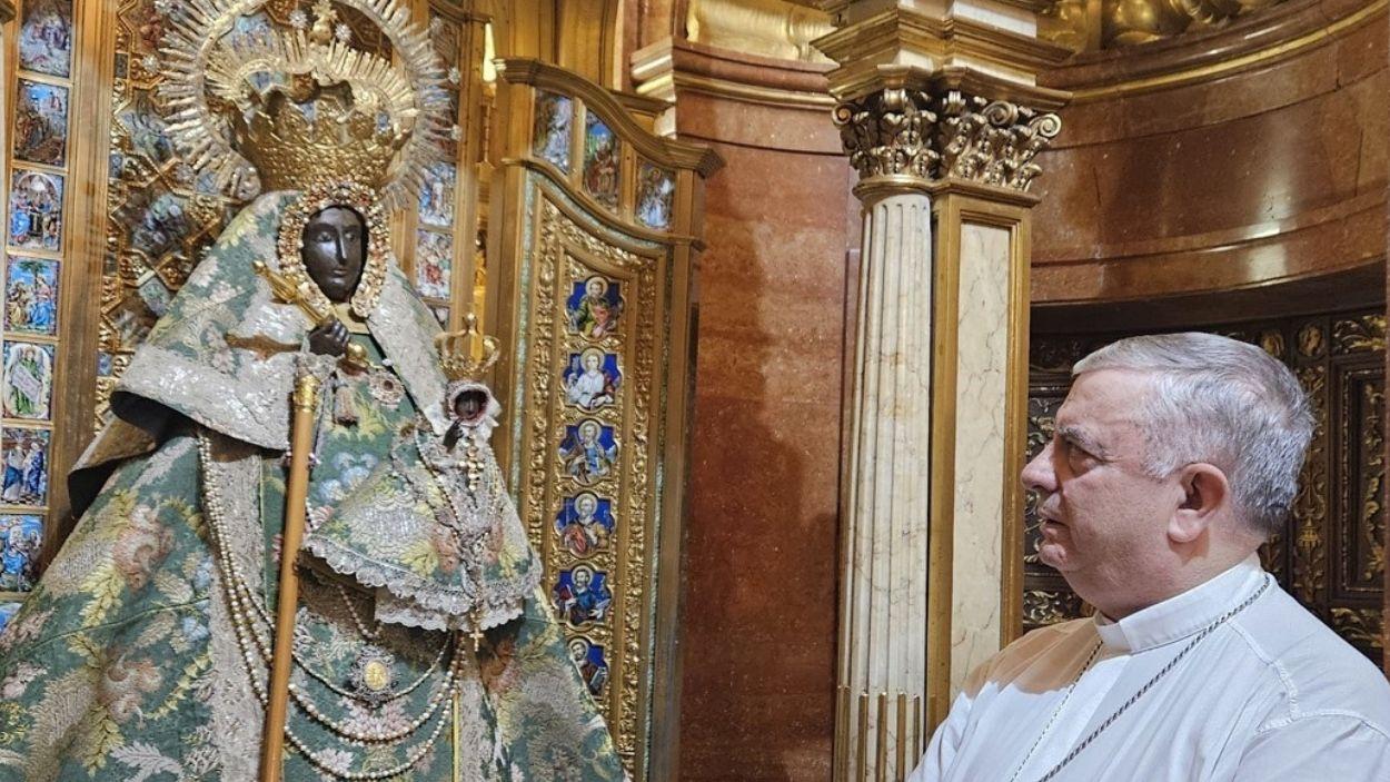 El arzobispo de Mérida Badajoz ante la imagen de la Virgen de Guadalupe. EP